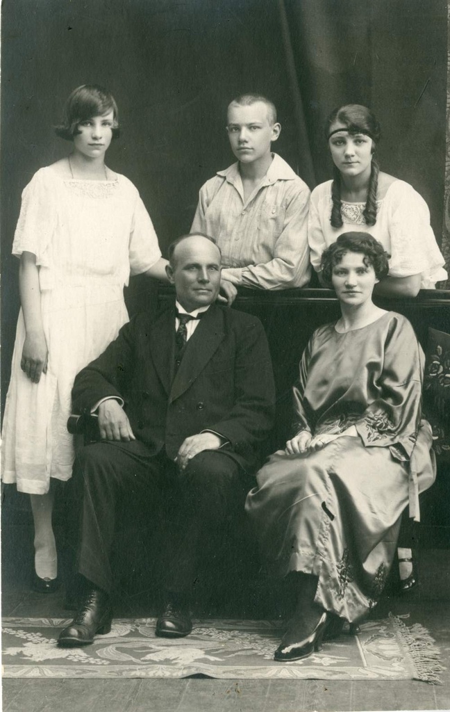 Foto. Kapten Aleksander Jakobson perekonnaga.