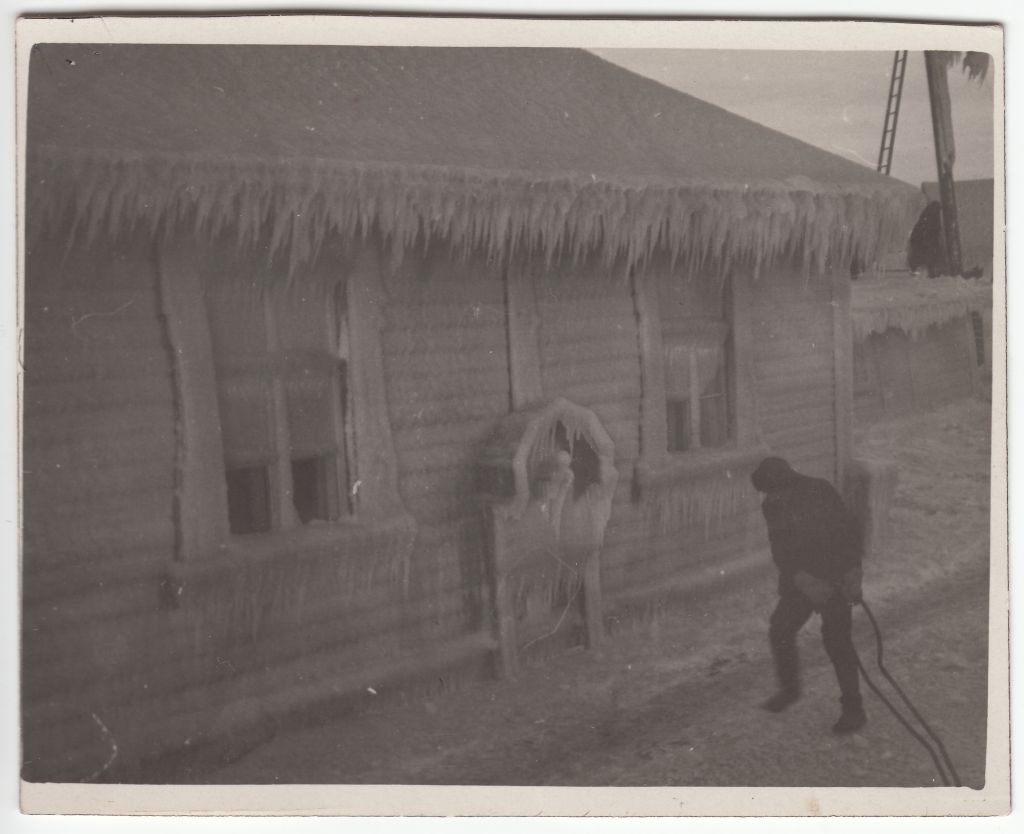 Hoone Tallinna sadama Põhjamuulil. Mees vedamas kaablit või trossi