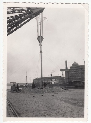 Laternaposti paigaldamine Tallinna sadamas Kaupmehe sillal  duplicate photo