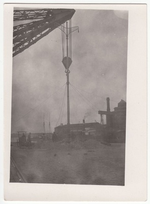 Laternaposti paigaldamine Tallinna sadamas Kaupmehe sillal  duplicate photo