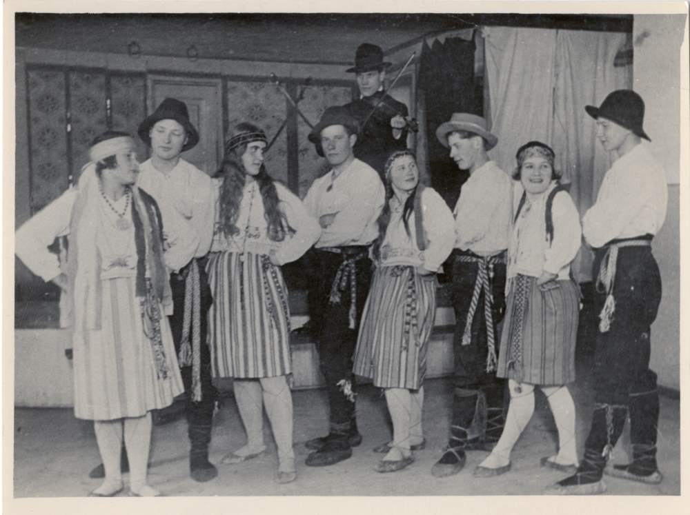 Fotokoopia. Parasmaa rahvatantsijad.