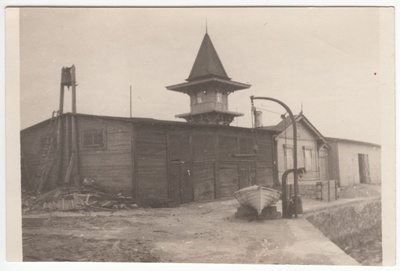Tuletorn Tallinna sadama põhjamuulil. Vasakul udukell?  duplicate photo
