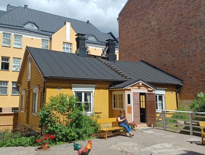 Kristianinkatu 12 pihan puolelta. Vasemmalla Martta Bröyer (Nevalainen). Katolle vieviin tikkaisiin nojaa mahdollisen tulipalon sammuttamisessa käytettävä palohaka. rephoto