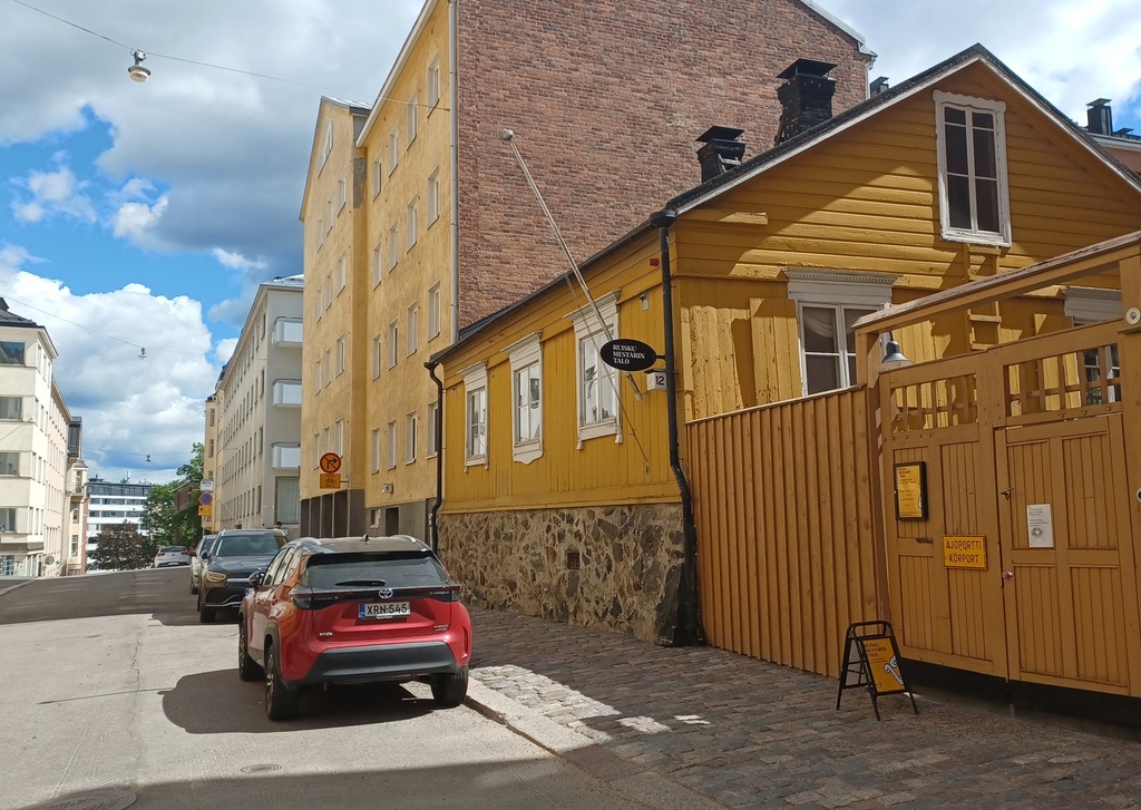 Kristianinkatu 12 (oikealla)  ja 10. rephoto