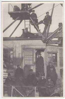 Tallinna sadama kraanajuhid ja elektriinsener Evald Kirsmaa, tema kohal kraana katusel kraanajuht Valang  duplicate photo