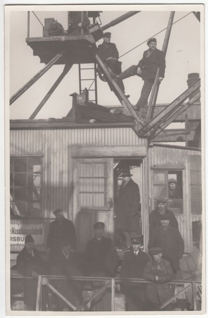 Tallinna sadama kraanajuhid ja elektriinsener Evald Kirsmaa, tema kohal kraana katusel kraanajuht Valang