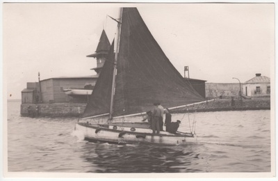 Jaht "Ahto" lahkumine Tallinna sadamast ümbermaailmareisile  similar photo