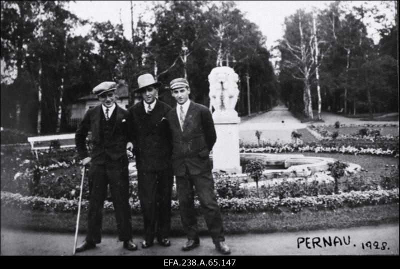 Korporatsiooni Limuvia liikmed Pärnu mudaravila juures (vasakult) I.Furmansky, B. Lewin, S. Salzman.