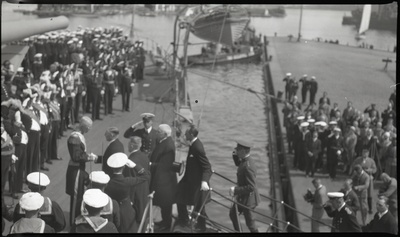 Från kung Gustaf V:s statsbesök i Estland 27 juni 1929; monarken hälsar på estniska representanter ombord på pansarskeppet SVERIGE i Tallinns hamn.  similar photo