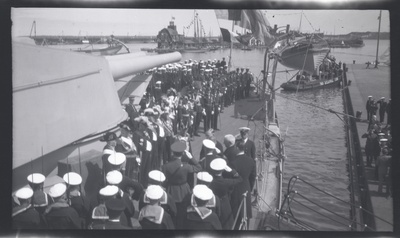 Från Gustaf V:s statsbesök i Tallinn 27-28 juni 1929; kungen anländer på pansarskeppet SVERIGE och hälsas på däck av estniska representanter. I bakgrunden bogserbåten TUTTI från estniska handelshuset Thomas Clayhill & Son.  similar photo