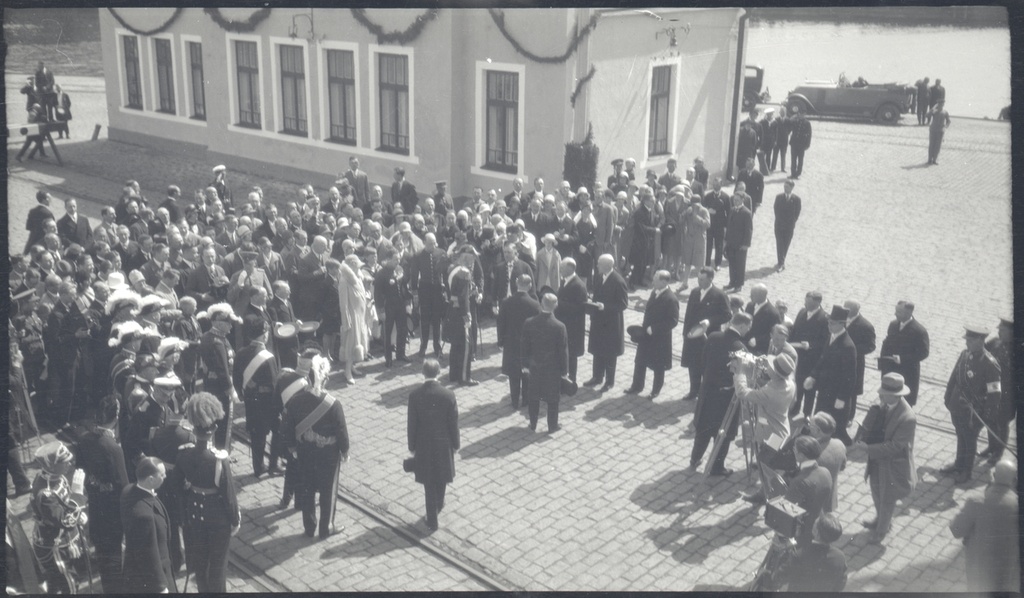 Kung Gustaf V tas emot i Tallinn under sitt statsbesök i Estland 27 juni 1929. Bilden är tagen från pansarskeppet Sverige, från vilket kungen stigit i land.