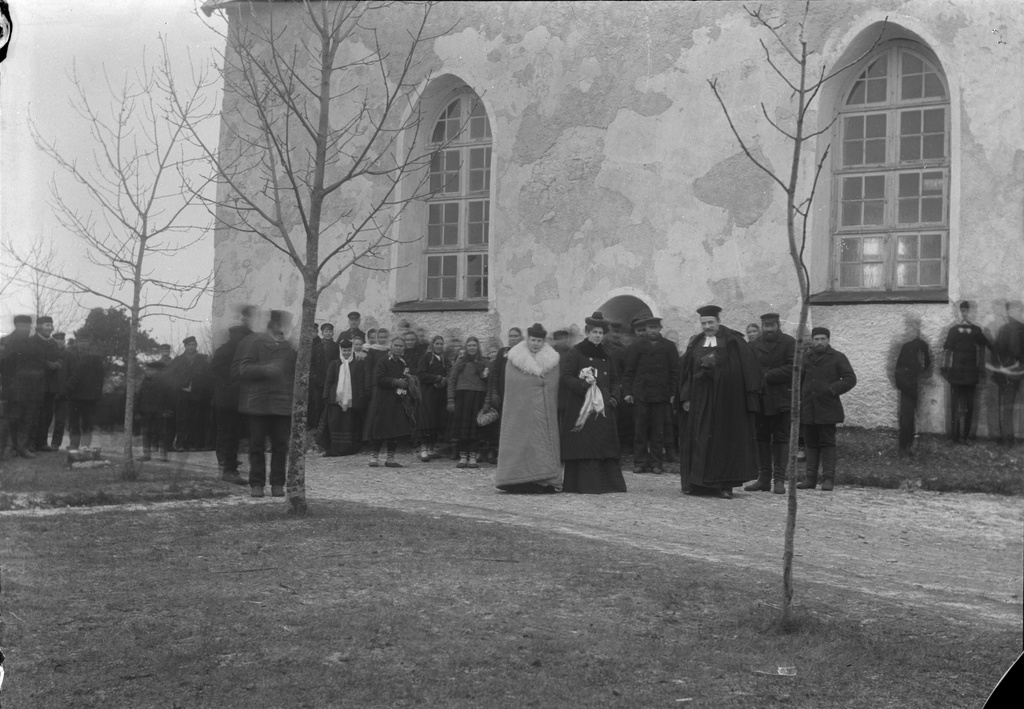 Söndag utanför Wormsö kyrka.