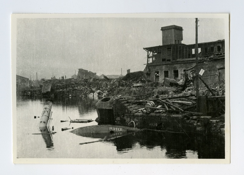 Sõjas purustatud Tallinna sadam. Admiraliteedi basseini sissepääsu juures uppunud aurulaev "Peeter".