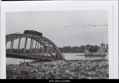 Pärnu kaarsild (Suursild) peale õhkulaskmist sakslaste poolt 23.09.1944.a.  similar photo