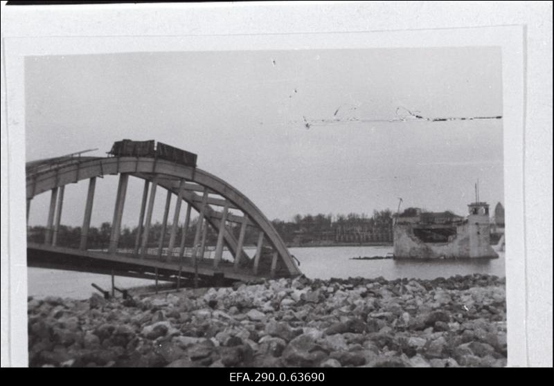 Pärnu kaarsild (Suursild) peale õhkulaskmist sakslaste poolt 23.09.1944.a.