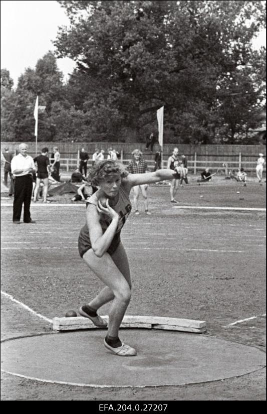 Esimestel maanoorte spordimängudel Pärnus tõukab kuuli Valga rajooni sportlane Tiiu Tiitus.
