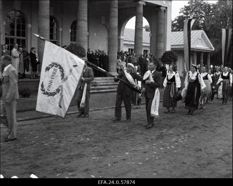 Pärnumaa laulupeo rongkäik laulupeo aukülalistest möödumas.
