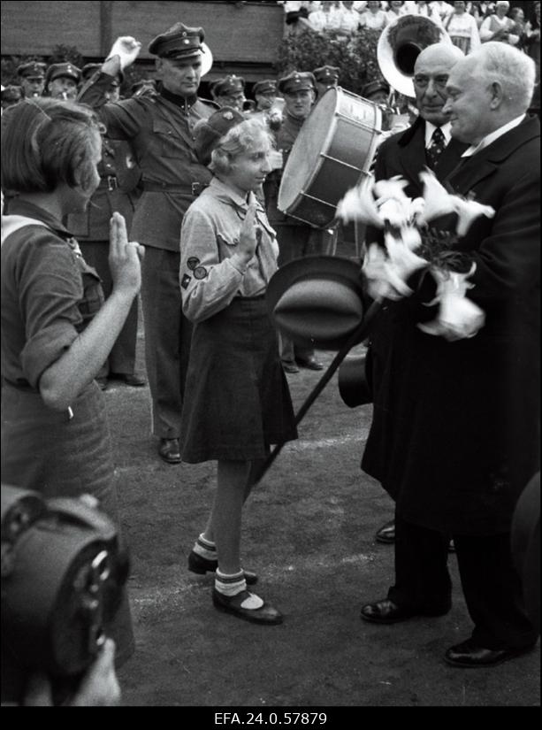 Kodutütred  Eesti Vabariigi presidenti K. Pätsi Pärnumaa laulupeole saabumisel tervitamas.