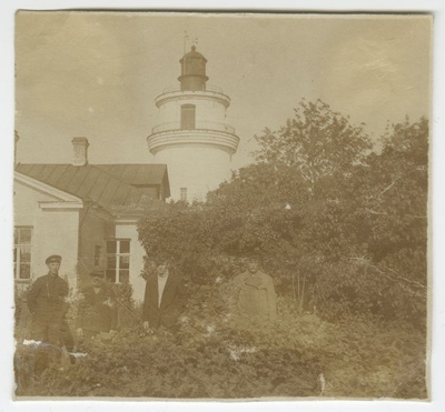 Narva-Jõesuu tuletorn, esiplaanil neli meest, vasakult esimene tuletorni ülem Roman Hein (Grigorjev)  duplicate photo