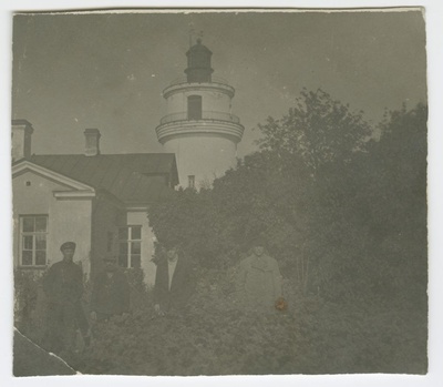 Narva-Jõesuu tuletorn, esiplaanil neli meest, vasakult esimene tuletorni ülem Roman Hein (Grigorjev)  duplicate photo