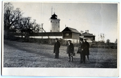 Mihkel Piigart, Mihkel Kogri, Meindorf ja Armas Luige Suurupi ülemise tuletorni juures  duplicate photo