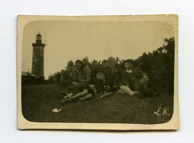 Grupp inimesi looduses, tagaplaanil Mohni tuletorn