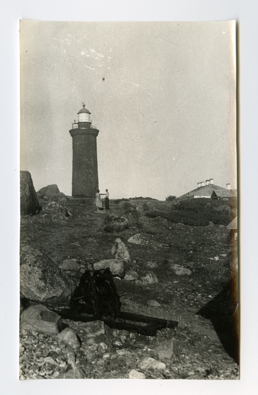 Mohni tuletorn, rannal vints paadi kaldale tõmbamiseks