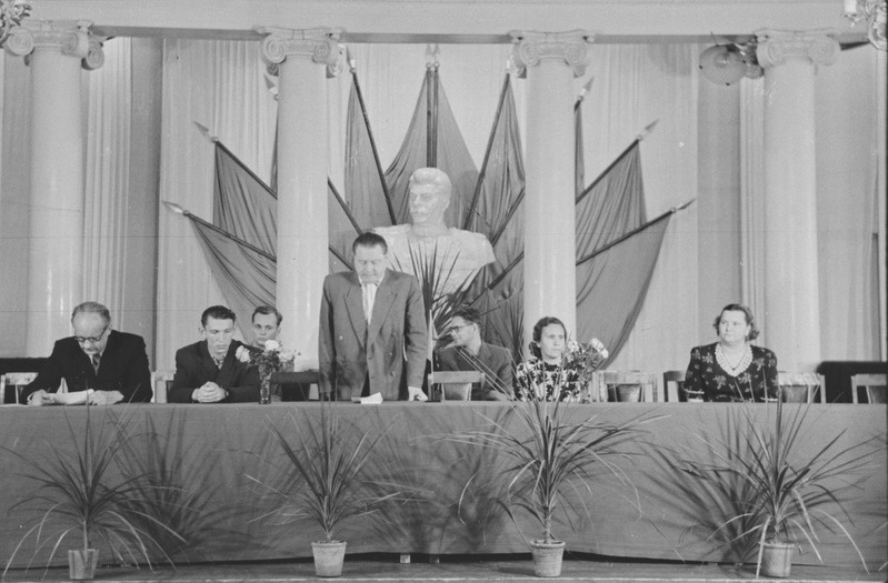 Lõpuaktus Tartu ülikooli aulas 1953. a.