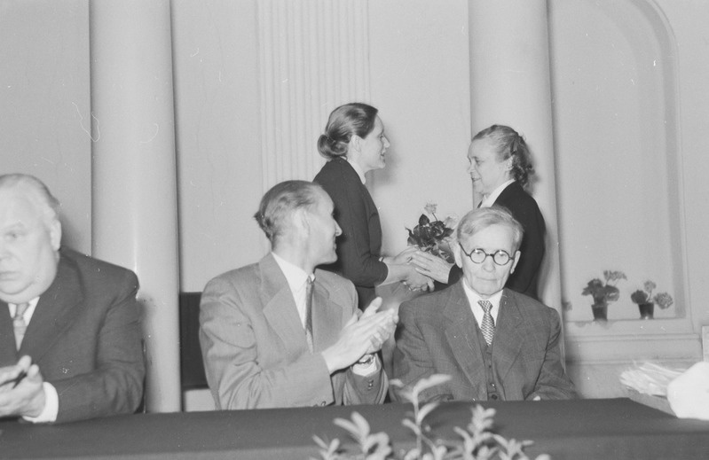 Professor Aleksandra Raatma 60. juubel Tartu ülikooli aulas. 6. mai 1961. a.