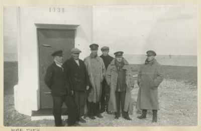 Ametnikud ja ehitajad Ihasalu tuletorni jalamil  similar photo