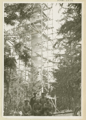 Juminda tuletorni ehitus, ehitajad torni ees  duplicate photo