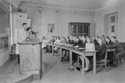 Loeng ja praktikum Tartu ülikooli farmakoloogia kateedris. Juhendab professor Georg Kingissepp. 1951. a.  similar photo