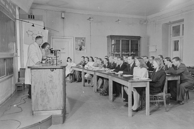 Loeng ja praktikum Tartu ülikooli farmakoloogia kateedris. Juhendab professor Georg Kingissepp. 1951. a.  similar photo