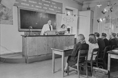 Loeng ja praktikum Tartu ülikooli farmakoloogia kateedris. Juhendab professor Georg Kingissepp. 1951. a.  similar photo