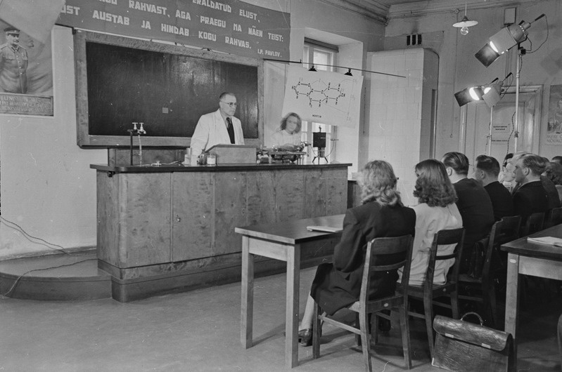 Loeng ja praktikum Tartu ülikooli farmakoloogia kateedris. Juhendab professor Georg Kingissepp. 1951. a.