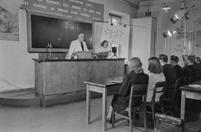 Loeng ja praktikum Tartu ülikooli farmakoloogia kateedris. Juhendab professor Georg Kingissepp. 1951. a.  similar photo