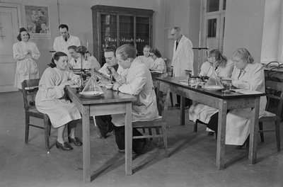 Loeng ja praktikum Tartu ülikooli farmakoloogia kateedris. Juhendab professor Georg Kingissepp. 1951. a.  similar photo