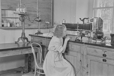 Loeng ja praktikum Tartu ülikooli farmakoloogia kateedris. Juhendab professor Georg Kingissepp. 1951. a.  duplicate photo