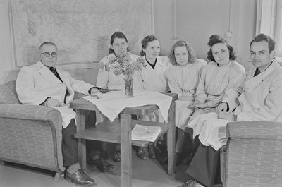 Loeng ja praktikum Tartu ülikooli farmakoloogia kateedris. Juhendab professor Georg Kingissepp. 1951. a.  similar photo