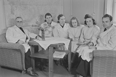 Loeng ja praktikum Tartu ülikooli farmakoloogia kateedris. Juhendab professor Georg Kingissepp. 1951. a.  similar photo