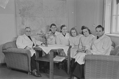 Loeng ja praktikum Tartu ülikooli farmakoloogia kateedris. Juhendab professor Georg Kingissepp. 1951. a.  similar photo