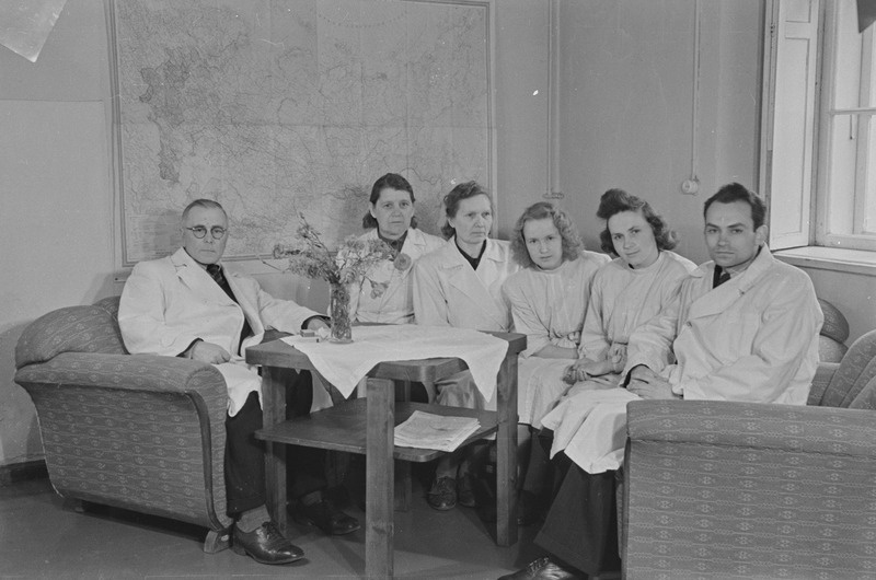 Loeng ja praktikum Tartu ülikooli farmakoloogia kateedris. Juhendab professor Georg Kingissepp. 1951. a.