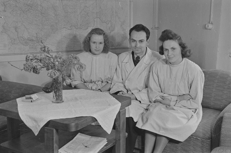 Loeng ja praktikum Tartu ülikooli farmakoloogia kateedris. Juhendab professor Georg Kingissepp. 1951. a.