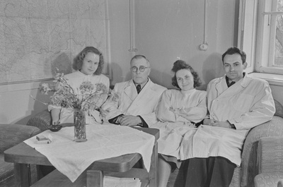 Loeng ja praktikum Tartu ülikooli farmakoloogia kateedris. Juhendab professor Georg Kingissepp. 1951. a.  similar photo