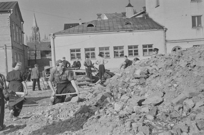 Tartu ülikool taastab. Sõjapurustusi koristamas. 1951. a.