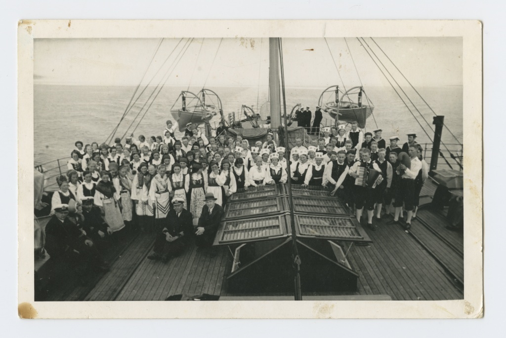 Miiniveeskja-traaler "Ristna" Saaremaa laulupeolistega teel Tallinna.
1937