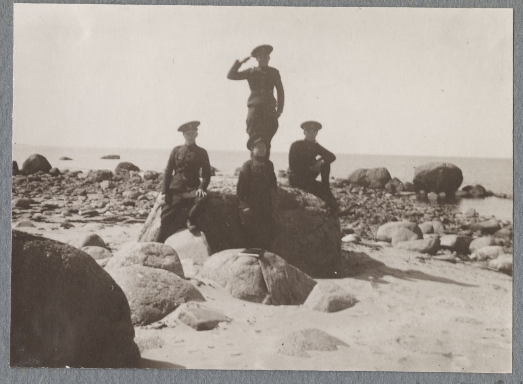 Aegna merekindluse sõjaväelased rannas.