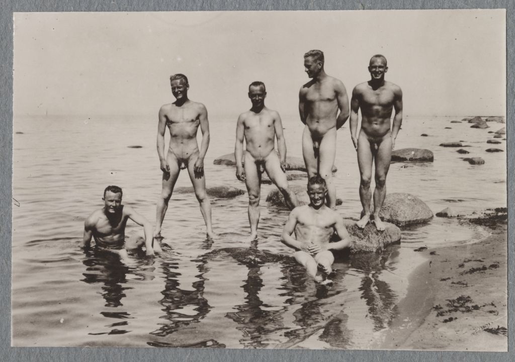 Mereväe aspirandid Aegna rannas.