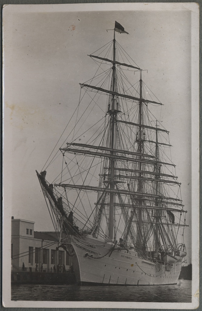 Poola 3-mastiline õppepurjekas "Dar Pomorza" eestvaates