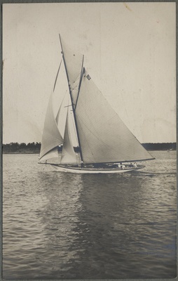 Purjejaht külgvaates  duplicate photo